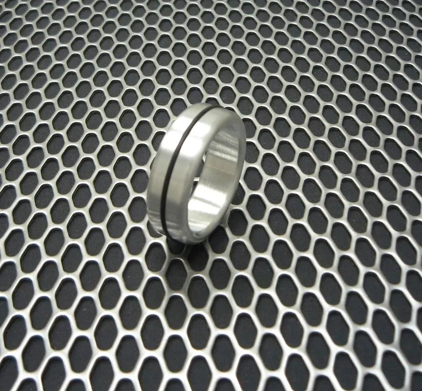 Single Accent Band Style Glans Ring in Aluminum